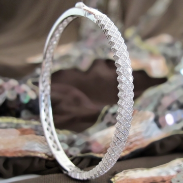 Luxusní dámský stříbrný pevný náramek osázený zirkony 13,70g Rhodium