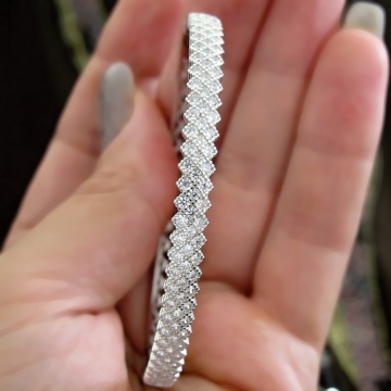 Luxusní dámský stříbrný pevný náramek osázený zirkony 13,70g Rhodium