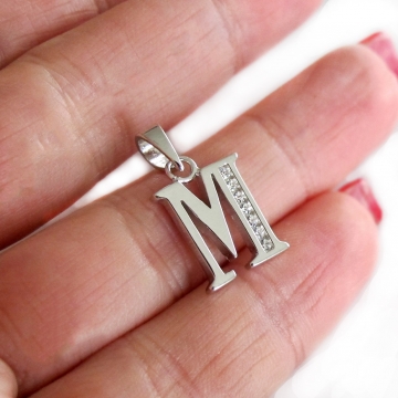 Stříbrný přívěšek písmeno "M" 22mm se zirkony 2,05g Rhodium